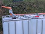 Prikaz povezave dveh IBC cistern - DUO Flexi, dvostopenjska filtracija s Quadro in 225mm Tritonflex, na povezani cisterni pokrov AutoVent z avtomatskim odzračevalnikom