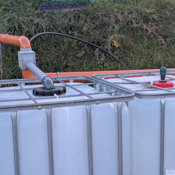 Prikaz povezave dveh IBC cistern - DUO Flexi, dvostopenjska filtracija s Quadro in 225mm Tritonflex, na povezani cisterni pokrov AutoVent z avtomatskim odzračevalnikom