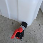 Prikaz uporabe Skoznika IBC50, izvrtina v posodi, vstavljen skoznik z ventilom - slika vstavljenega skoznika + adapter + ventil = skoznik IBC50