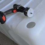 Prikaz uporabe Skoznika IBC50, izvrtina v posodi, vstavljen skoznik z ventilom - slika izvrtane odprtine