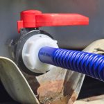 fleksibilen-izliv-quickflow-za-ibc-cisterno-slika-od-blizu