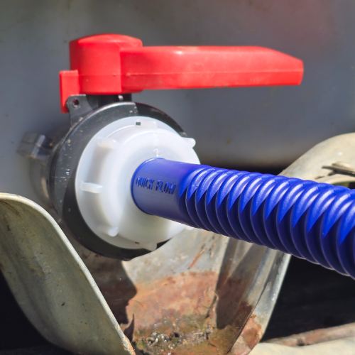 fleksibilen-izliv-quickflow-za-ibc-cisterno-slika-od-blizu